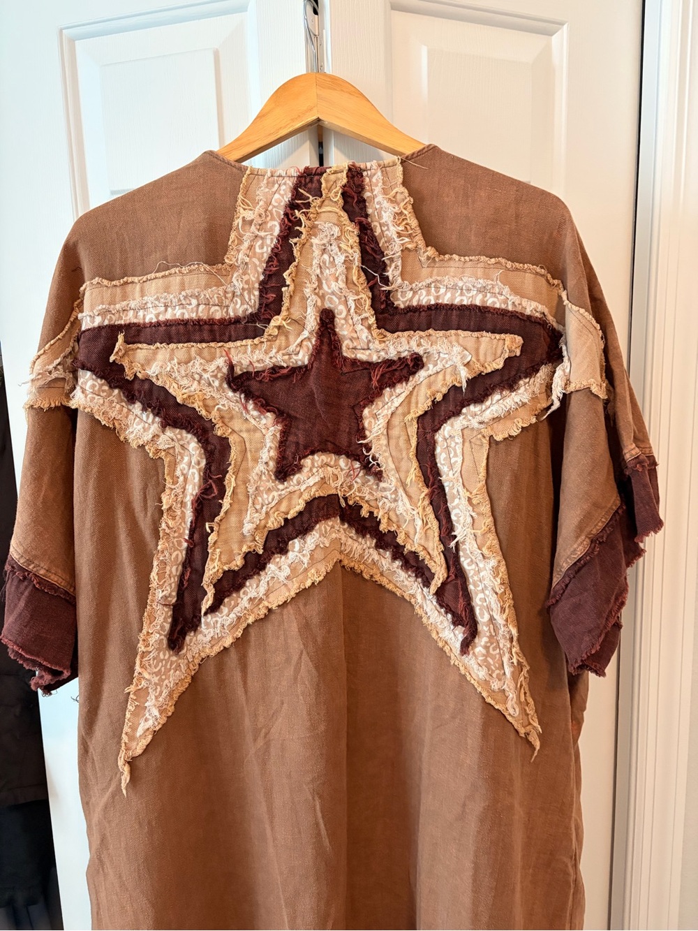 Oli & Hali Brown Open-Front Star Appliqué Cape - Picture 3 of 6